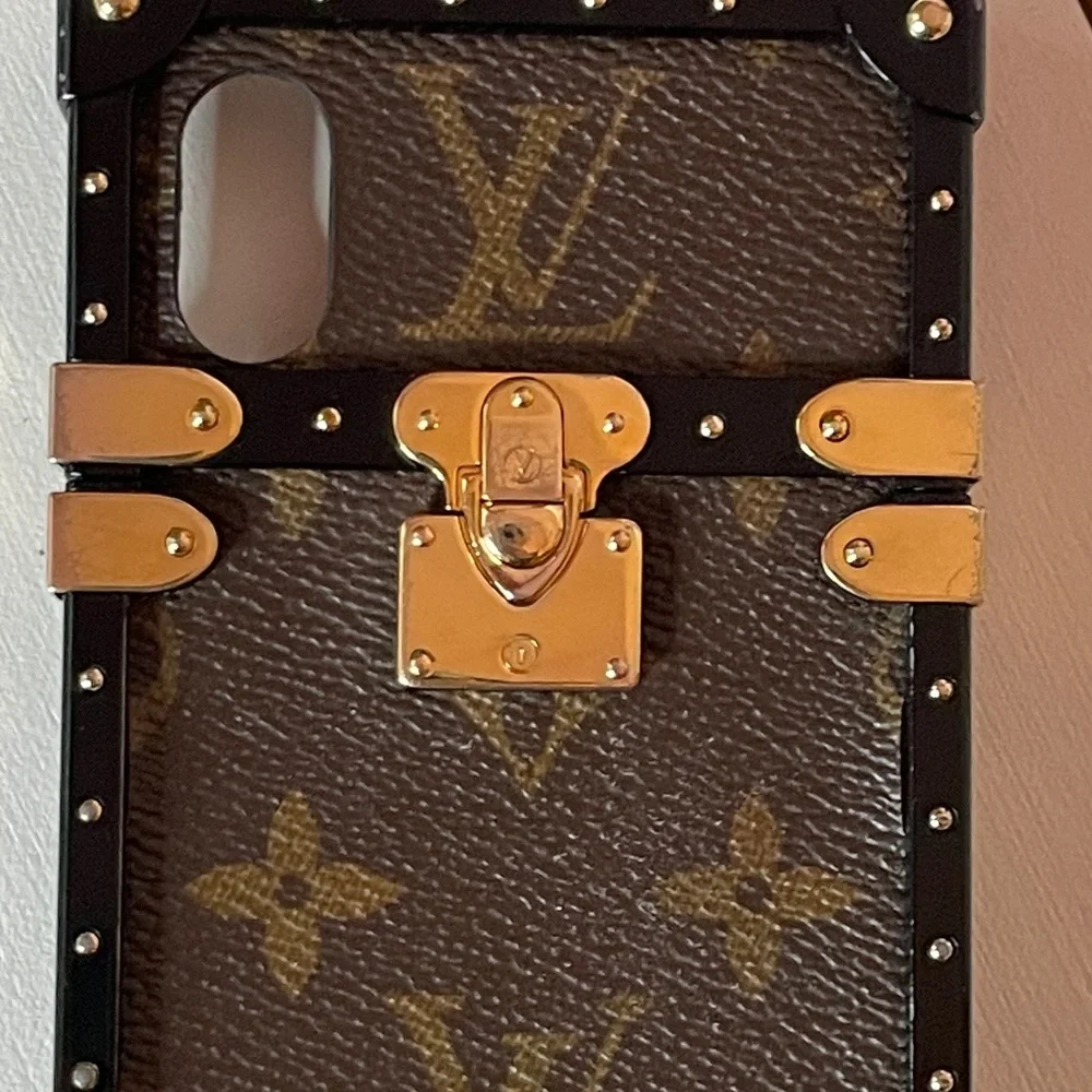 Authentic Louis Vuitton Eye Trunk with Strap for iPhone X/XS - Picture 4 of 12
